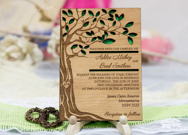 Rustik dengan kombinasi kayu dan daun hijau